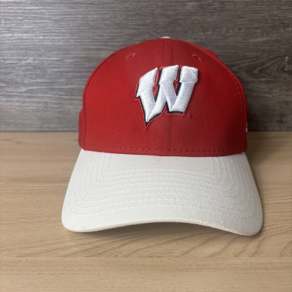 Wisconsin Badgers Hat Cap Fitted Mens Medium Red White NCAA 39THIRTY New Era